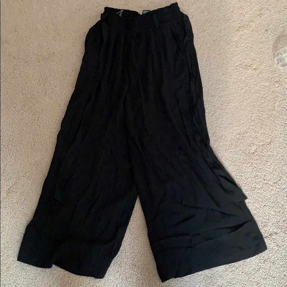 Tie-Waist Cropped Wide-Leg Pants.